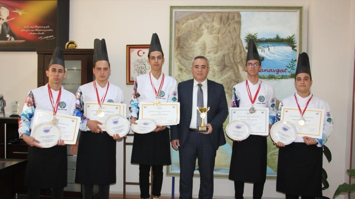 İlçe Milli Eğitim Müdürümüz Sayın Fatih TÜRKÖZ; 20.Uluslararası Gastronomi Festivali Yarışmalarından madalyalar ile dönen öğrencilerimizi makamında kabul etti. 