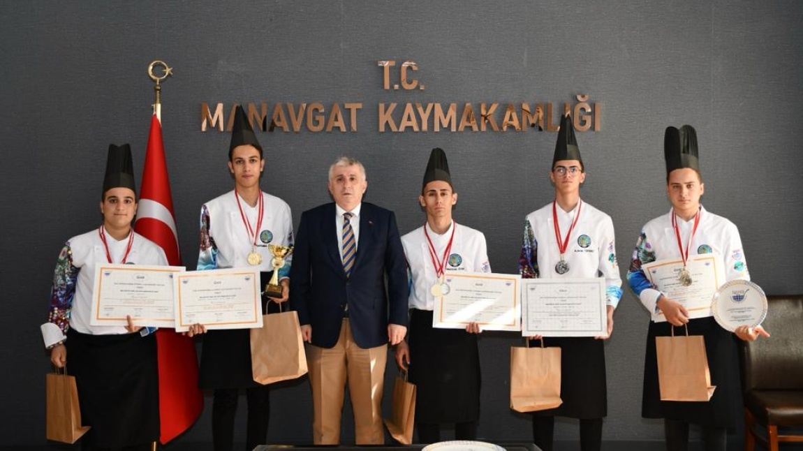 Manavgat Kaymakamı Sayın Adil KARATAŞ; 20.Uluslararası Gastronomi Festivali Yarışmalarından madalyalar ile dönen öğrencilerimizi makamında kabul etti. 